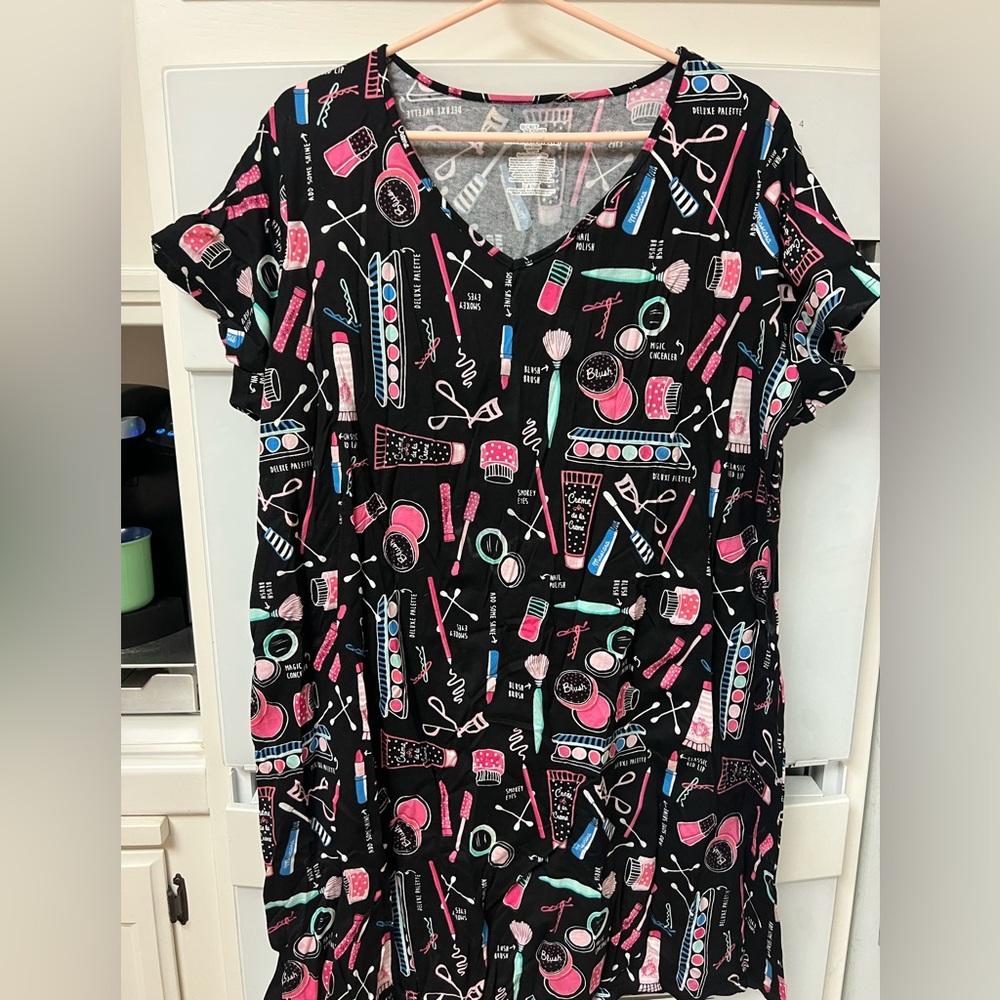 Woman’s 2X-3X cosmetic themed nightgown